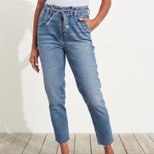 Hollister Paper Bag Style Curvy Ultra High-Rise Mom Jeans